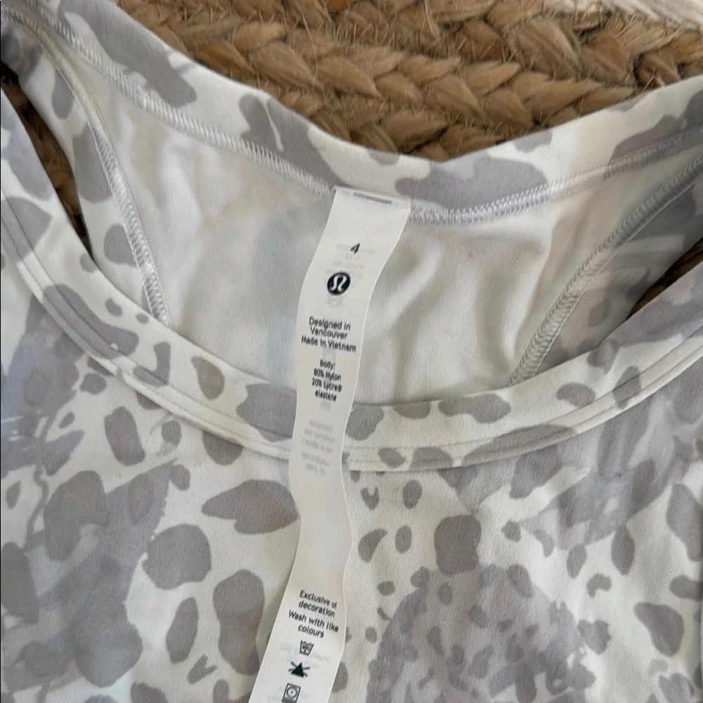 Lululemon size 4 - Picture 2 of 3